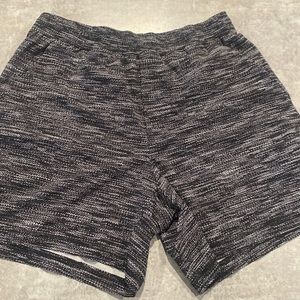 Lulu Pacebreaker black/white pattern
- Liner Cut Out 
- Size Large 7” Inseam